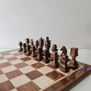 نمای نزدیک از چوب گردو در مهره شطرنج مکعبی