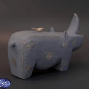 مجسمه کرگدن با دو پرنده