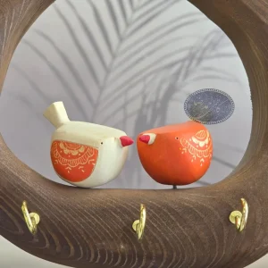 ۴. جاکلیدی کوچک چوبی با طرح دو پرنده مینیمال