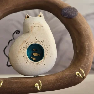 ۱. جاکلیدی گربه تکی بزرگ چوبی نصبشده روی دیوار ورودی