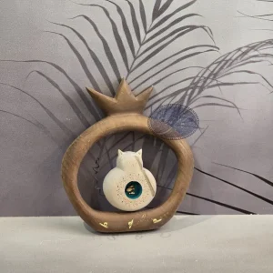 ۱۳. نصب جاکلیدی گربه تکی چوبی در فضای اتاق