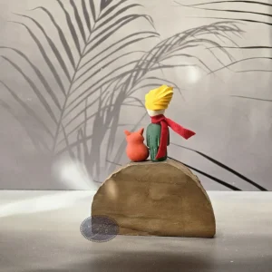 ۱. مجسمه چوبی شازده کوچولو و روباه روی سیاره