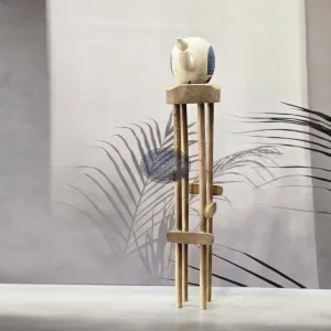 مجسمه چوبی فیل روی چهارپایه