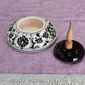 نمای نزدیک قندان و شکلات خوری سرامیکی